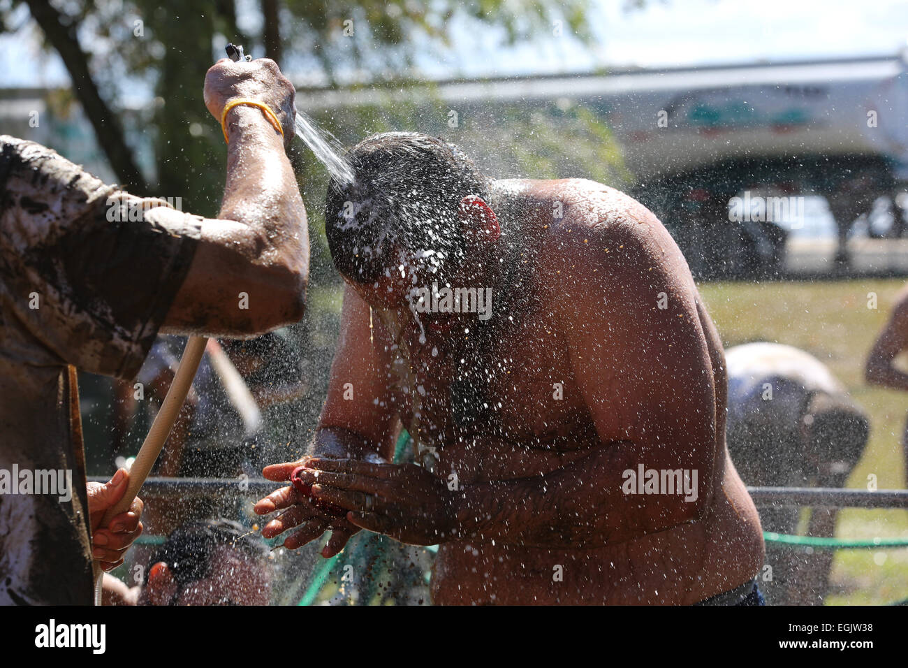 Concurrents en action au cours de la New York Merrell et sale Obstacle Race Banque D'Images