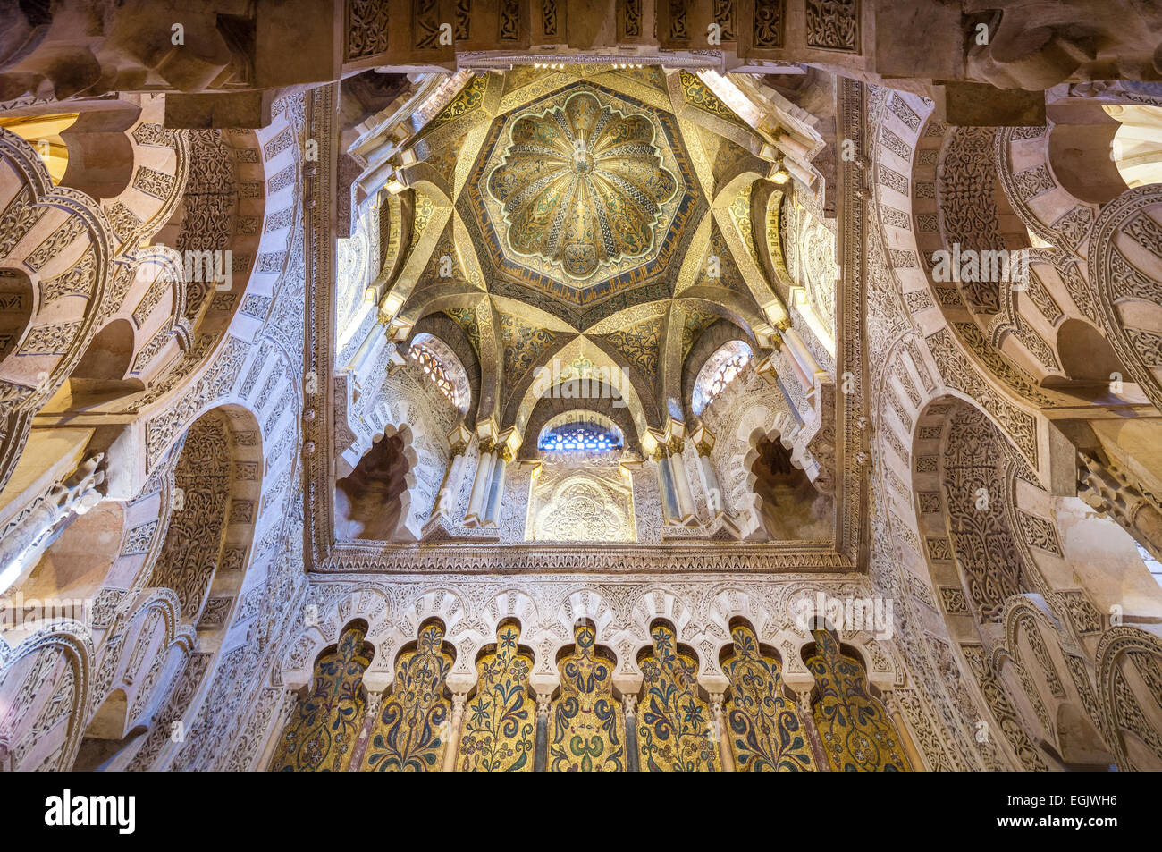 Grande Mosquée de Cordoue Espagne intérieur. Plafond de la Coupole au-dessus du mihrab de la mosquée de Cordoue. Banque D'Images