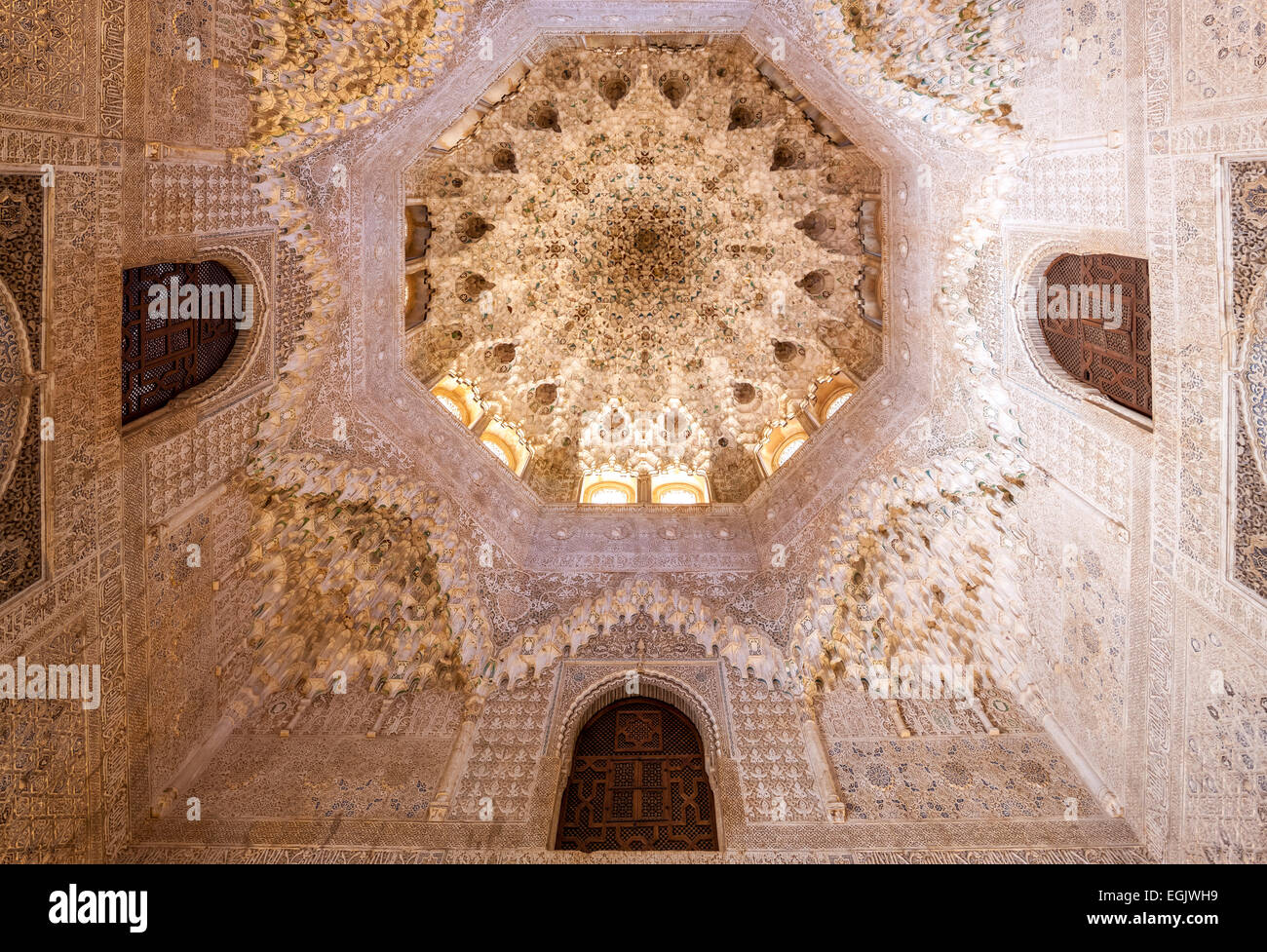 Alhambra Grenade Espagne. Coupole avec plafond voûté décoré stalactite dans la salle des deux Sœurs ou Sala de las Dos Hermanas Banque D'Images