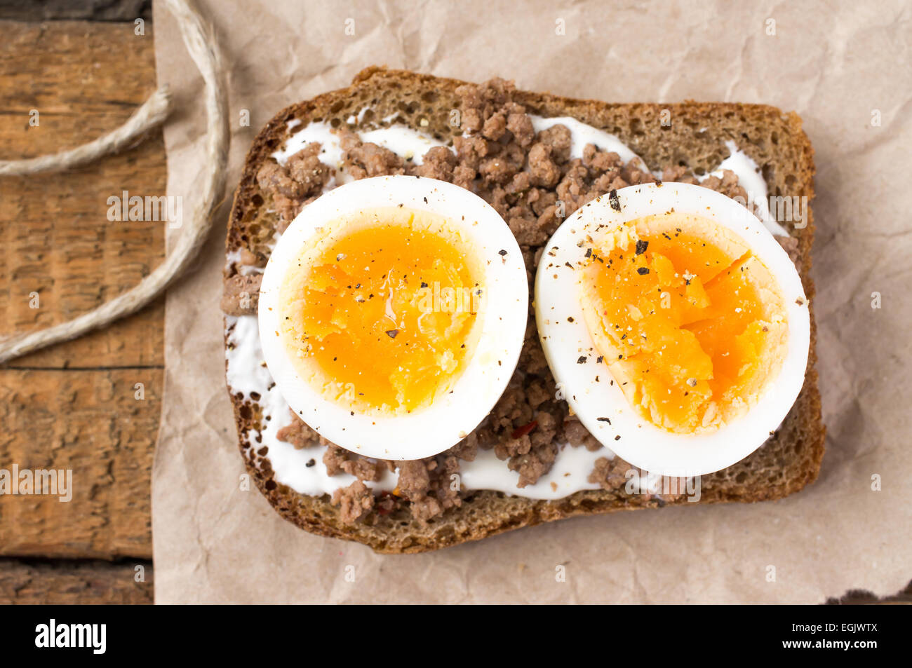 Sandwich avec de la viande hachée et des oeufs pour le petit déjeuner Banque D'Images