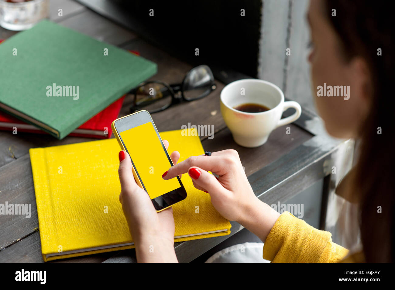 Utilisation de smart phone Banque D'Images