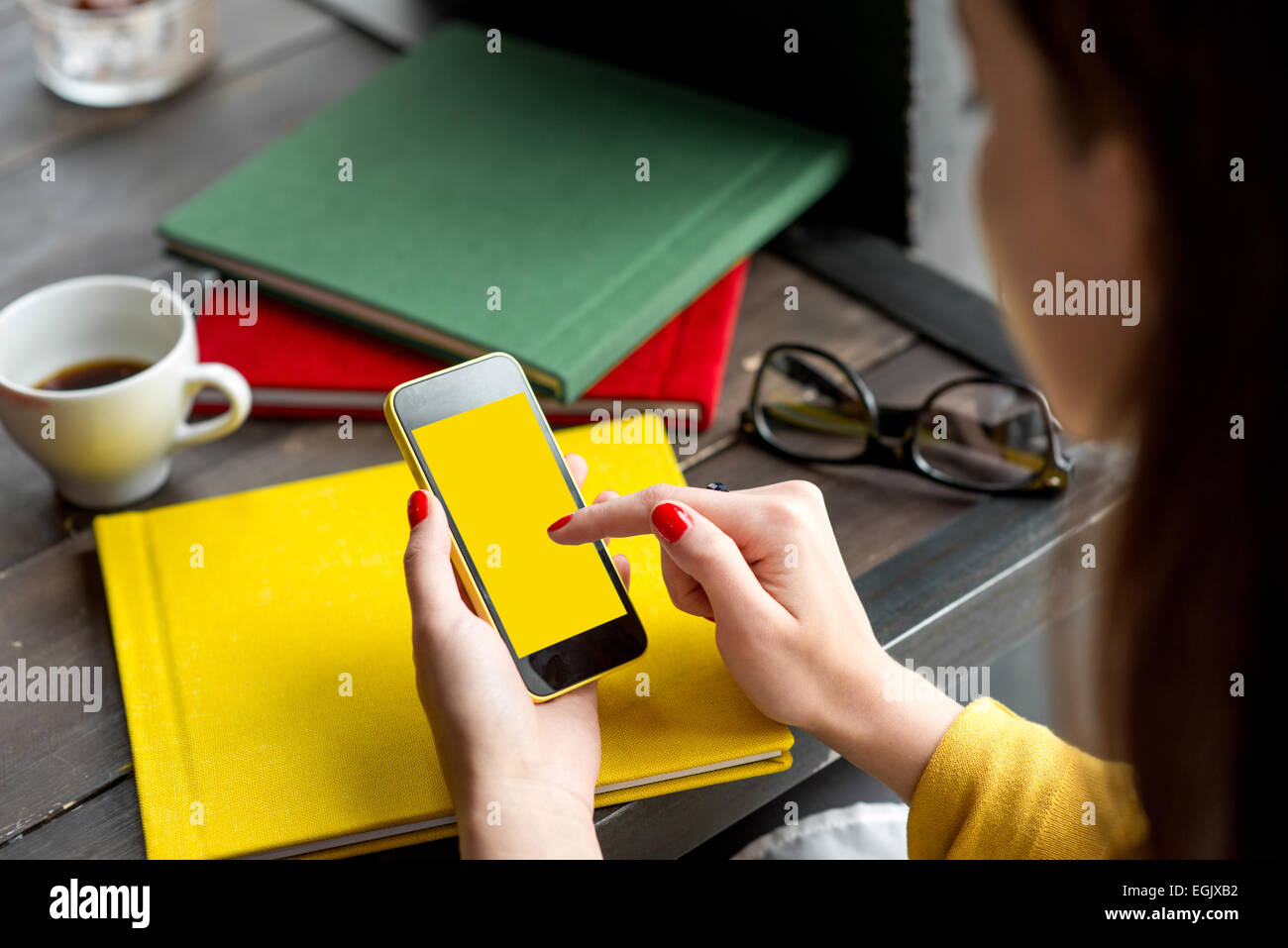 Utilisation de smart phone Banque D'Images