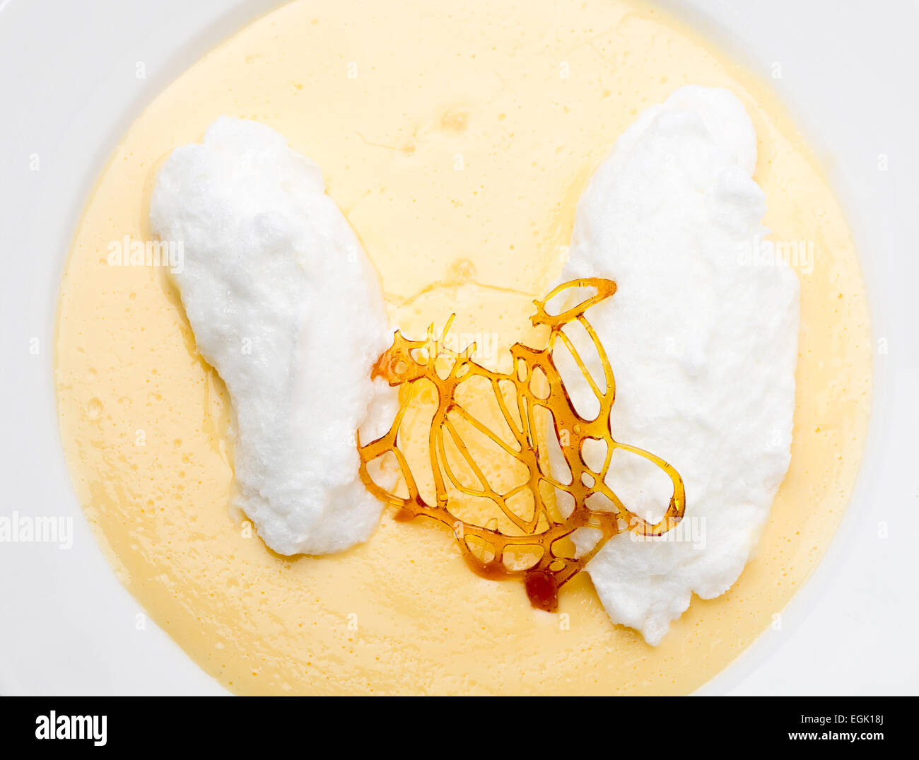 Îles flottantes, fluffy meringue pochée sur un lac de crème anglaise faite à partir d'oeuf, le lait, le sucre et la vanille, surmontée d'un caram Banque D'Images