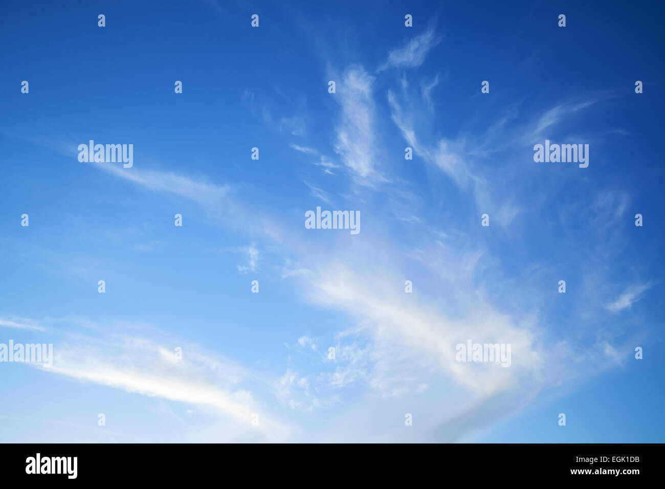 Ciel nuageux d'un bleu naturel, la texture de fond photo Banque D'Images