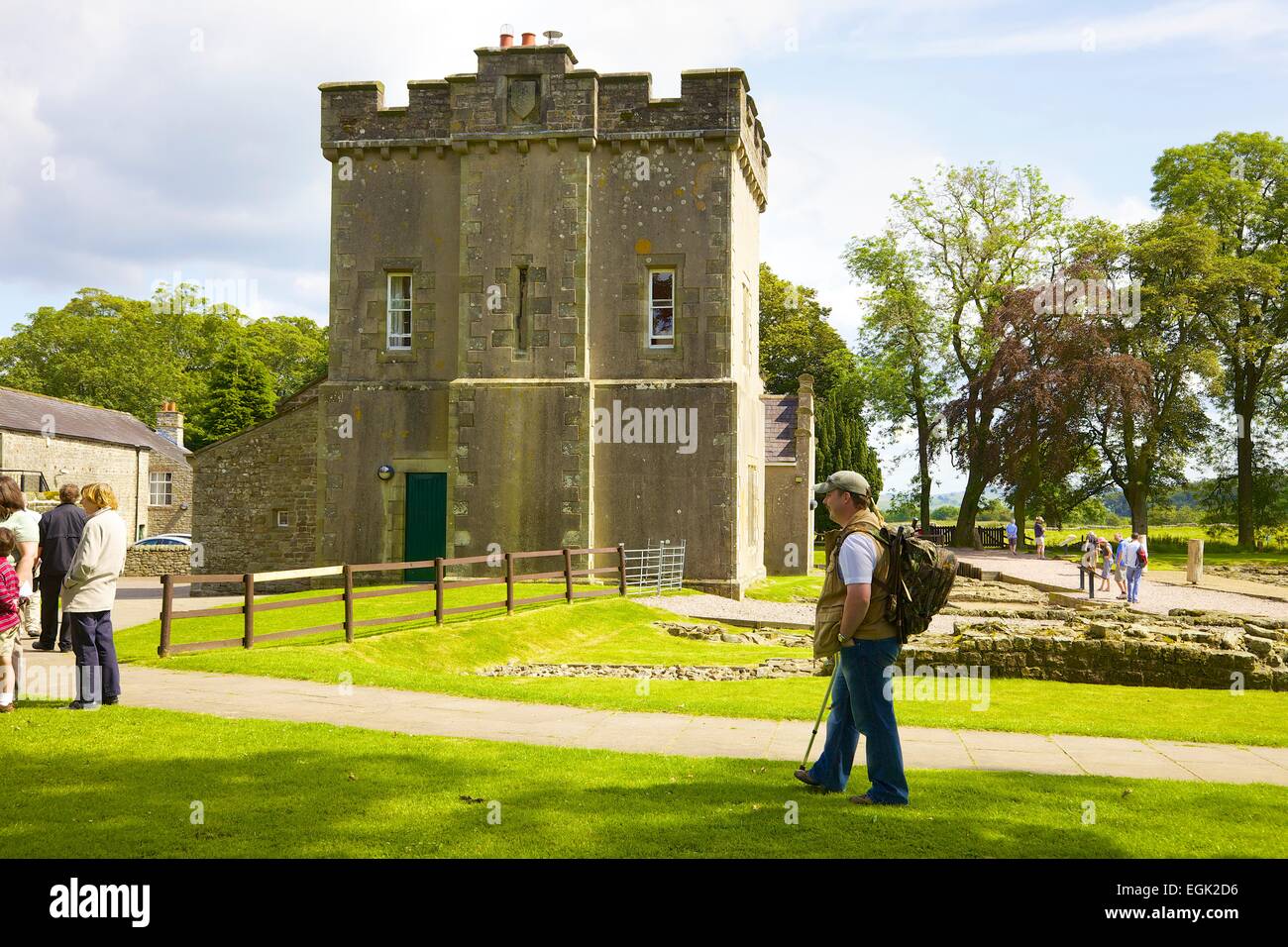 Les touristes à pied dans le parc de Birdoswald. Gilsland Mur d'Hadrien, Cumbria England UK Banque D'Images