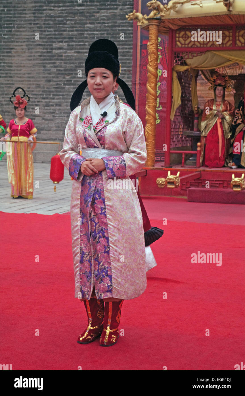 Cérémonie de bienvenue traditionnelle par mur de ville Gate Xian Chine Shaanxi Asie Banque D'Images