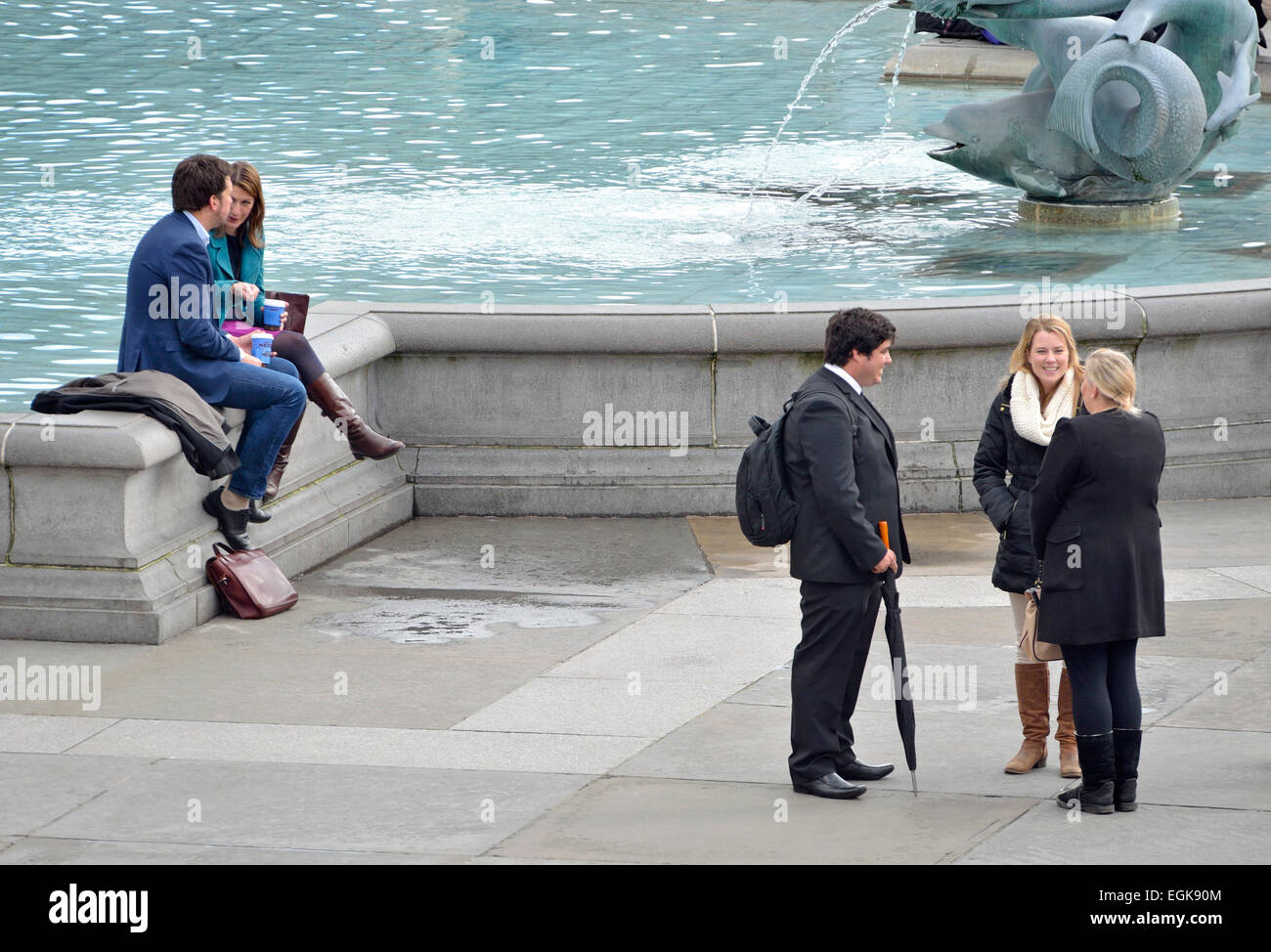 Londres, Angleterre, Royaume-Uni. Les gens parler à Trafalgar Square Banque D'Images
