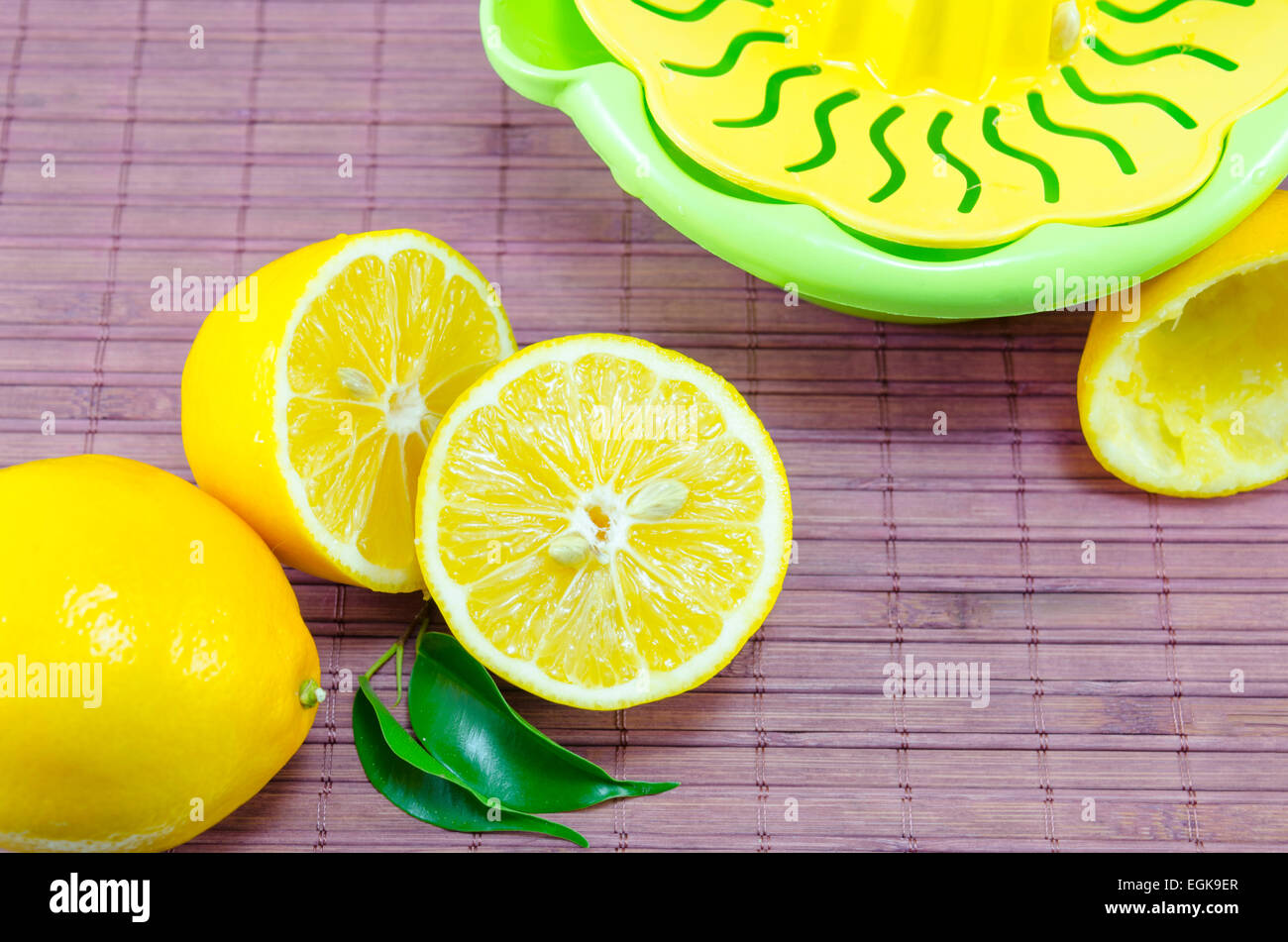 Ensemble, en deux citrons et un presse-citron sur une table de bambou Banque D'Images