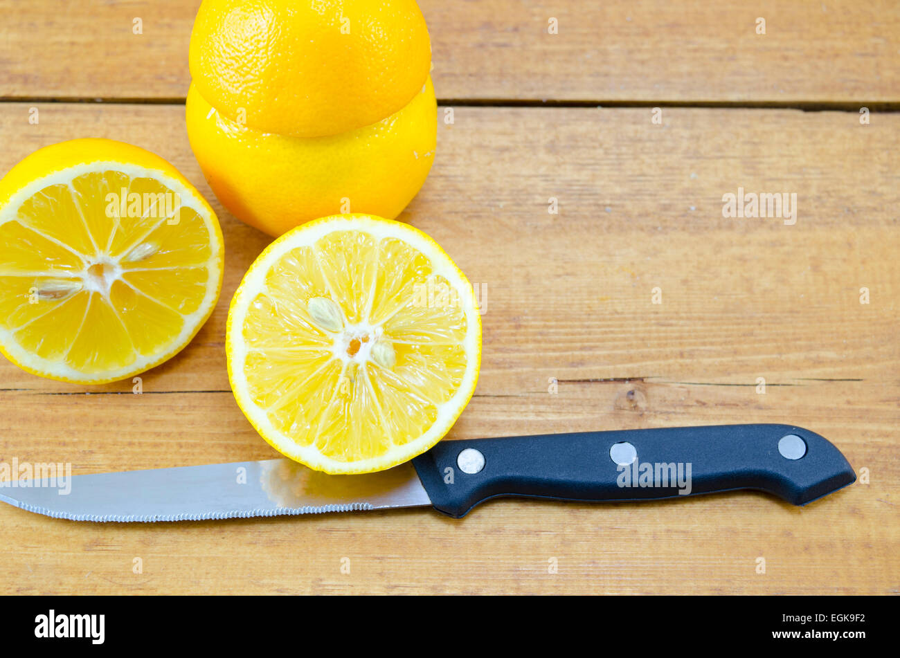Moitié du citron et un couteau sur une table en bois Banque D'Images