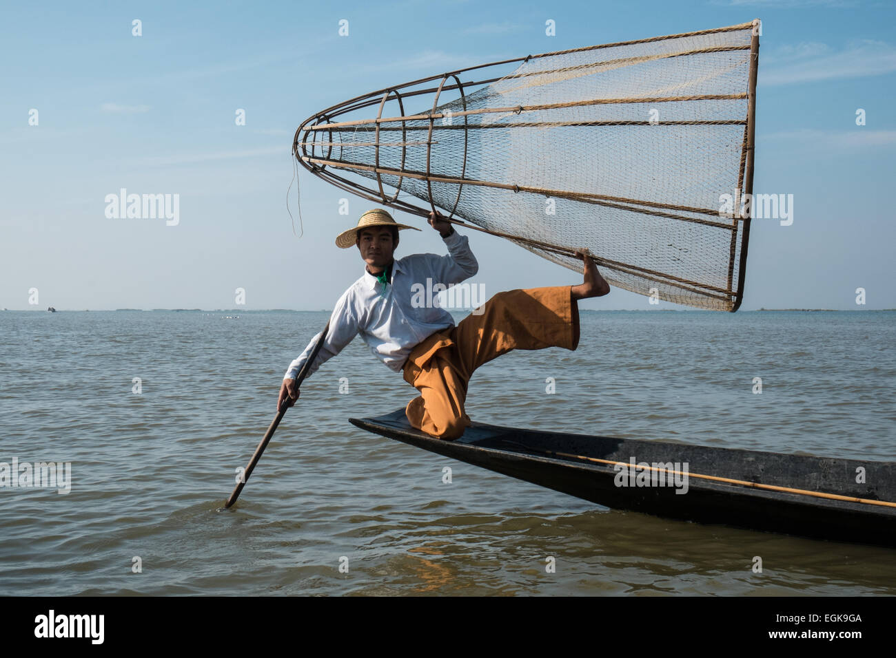 Célèbre célèbre,rameurs jambe la pêche sur le lac Inle, Myanmar, Birmanie, Banque D'Images