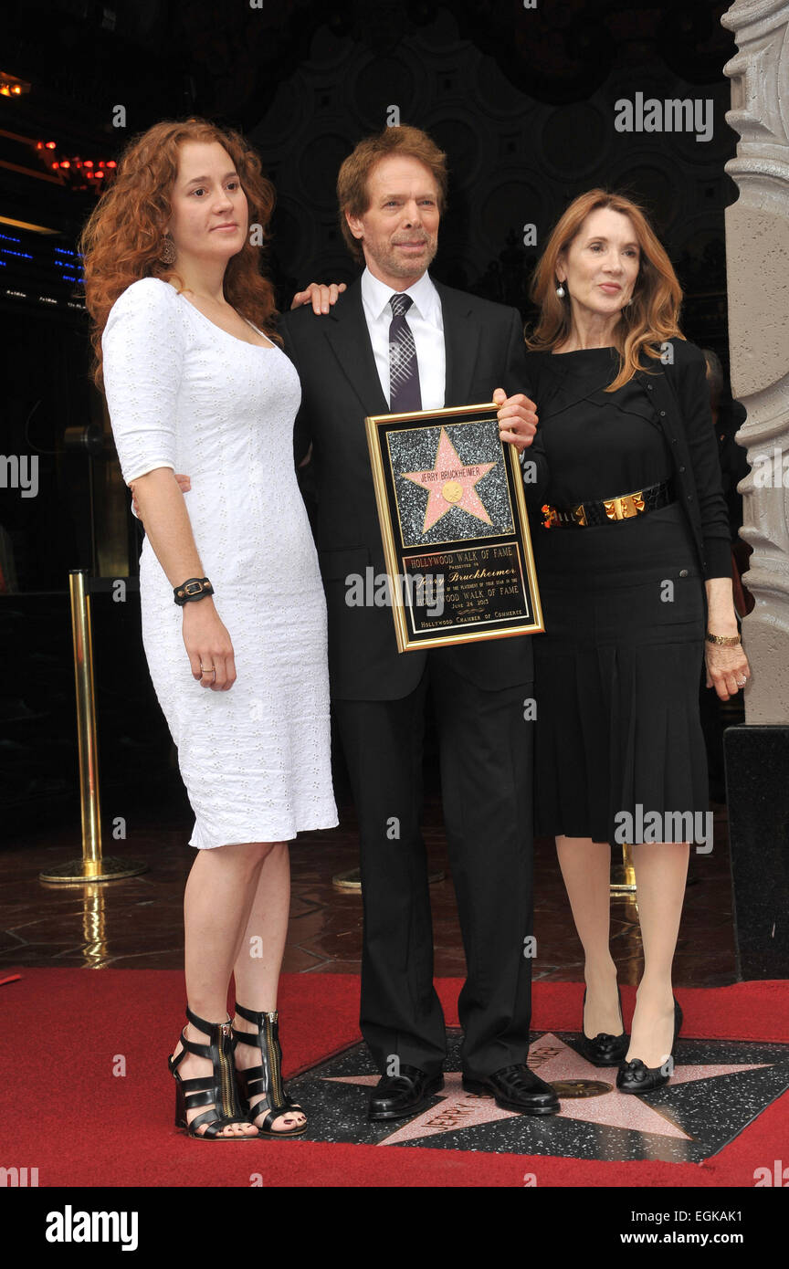 LOS ANGELES, CA - le 24 juin 2013 : producteur Jerry Bruckheimer & épouse Linda Bruckheimer & belle-fille Alexandra Balahoutis sur Hollywood Boulevard où Jerry Bruckheimer a été honoré avec le 2,501e étoile sur le Hollywood Walk of Fame. Banque D'Images