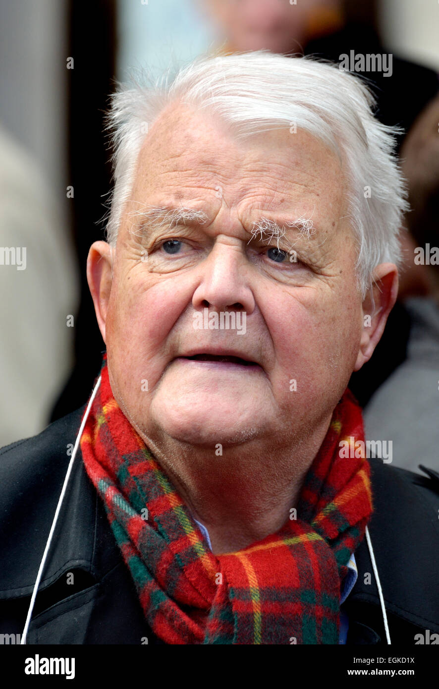 Bruce Kent. Militant politique, militant anti-nucléaire. La démonstration à l'appui des pompiers, Londres, 25 février 2015 Banque D'Images