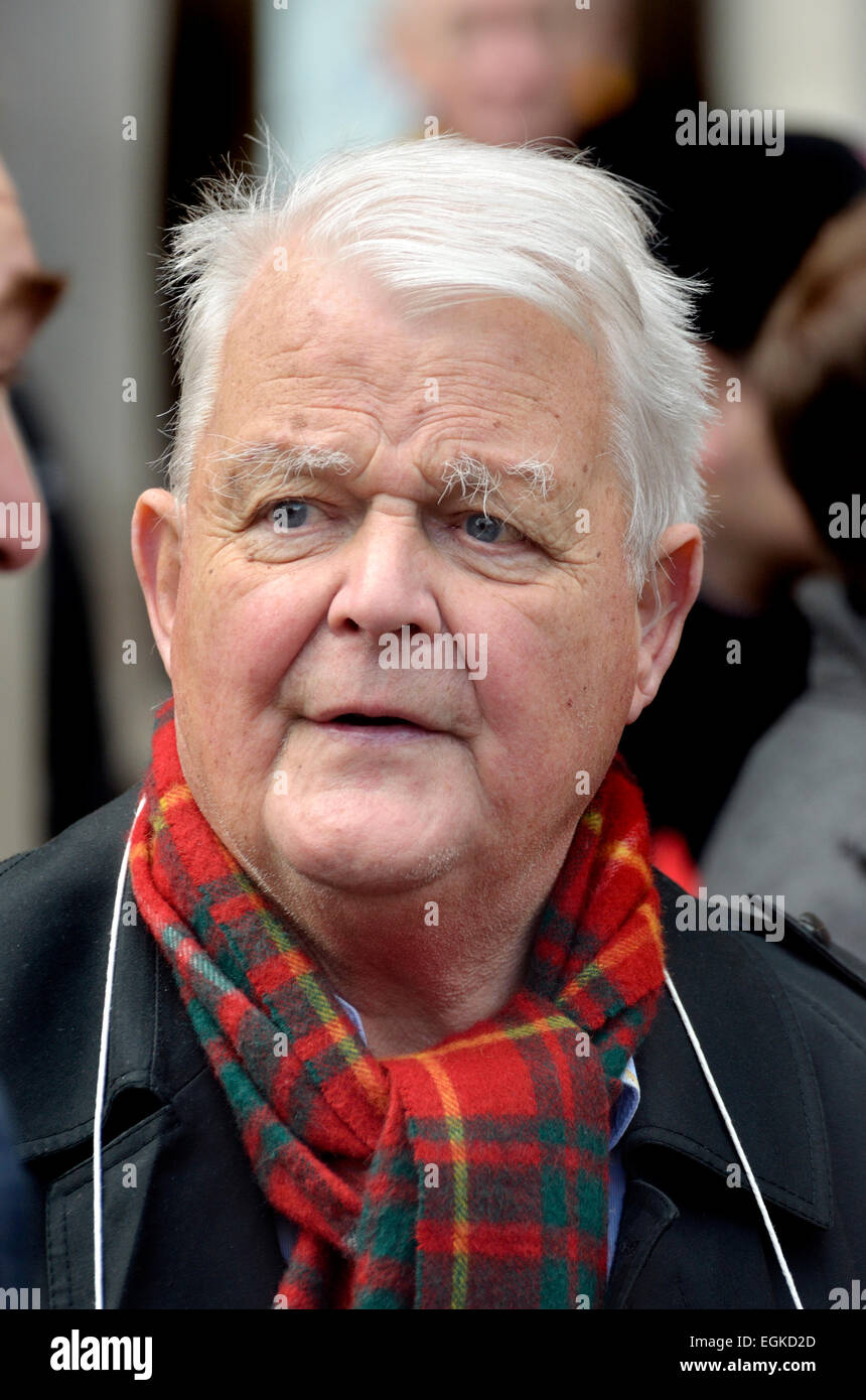 Bruce Kent. Militant politique, militant anti-nucléaire. La démonstration à l'appui des pompiers, Londres, 25 février 2015 Banque D'Images