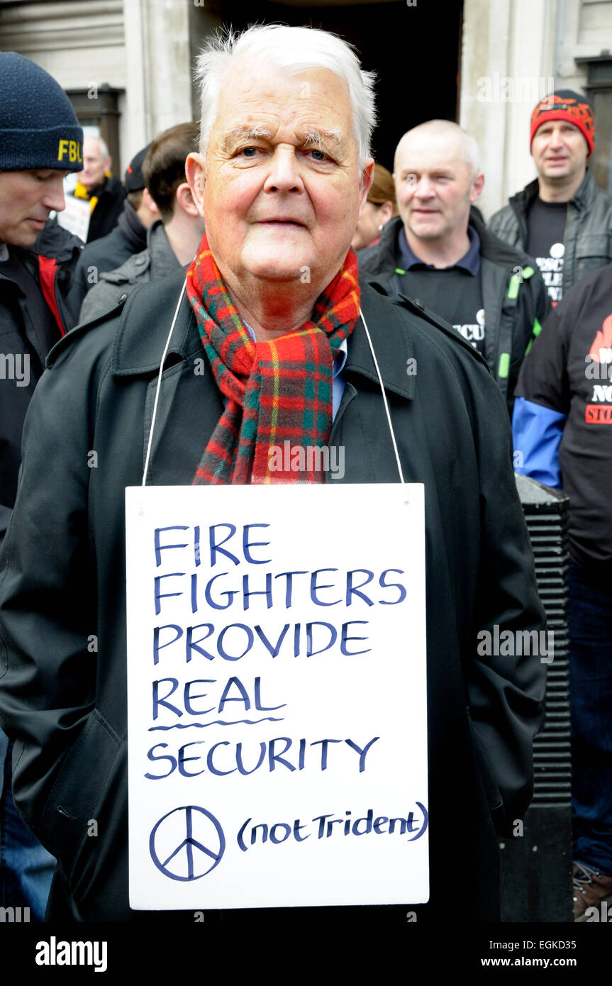 Bruce Kent. Militant politique, militant anti-nucléaire. La démonstration à l'appui des pompiers, Londres, 25 février 2015 Banque D'Images
