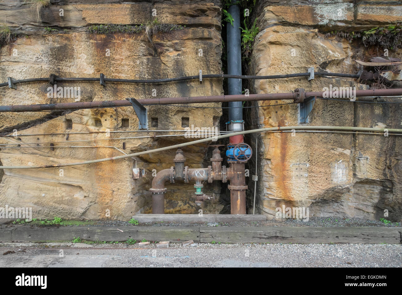 Old rusty tubes industriels dans un mur. Banque D'Images