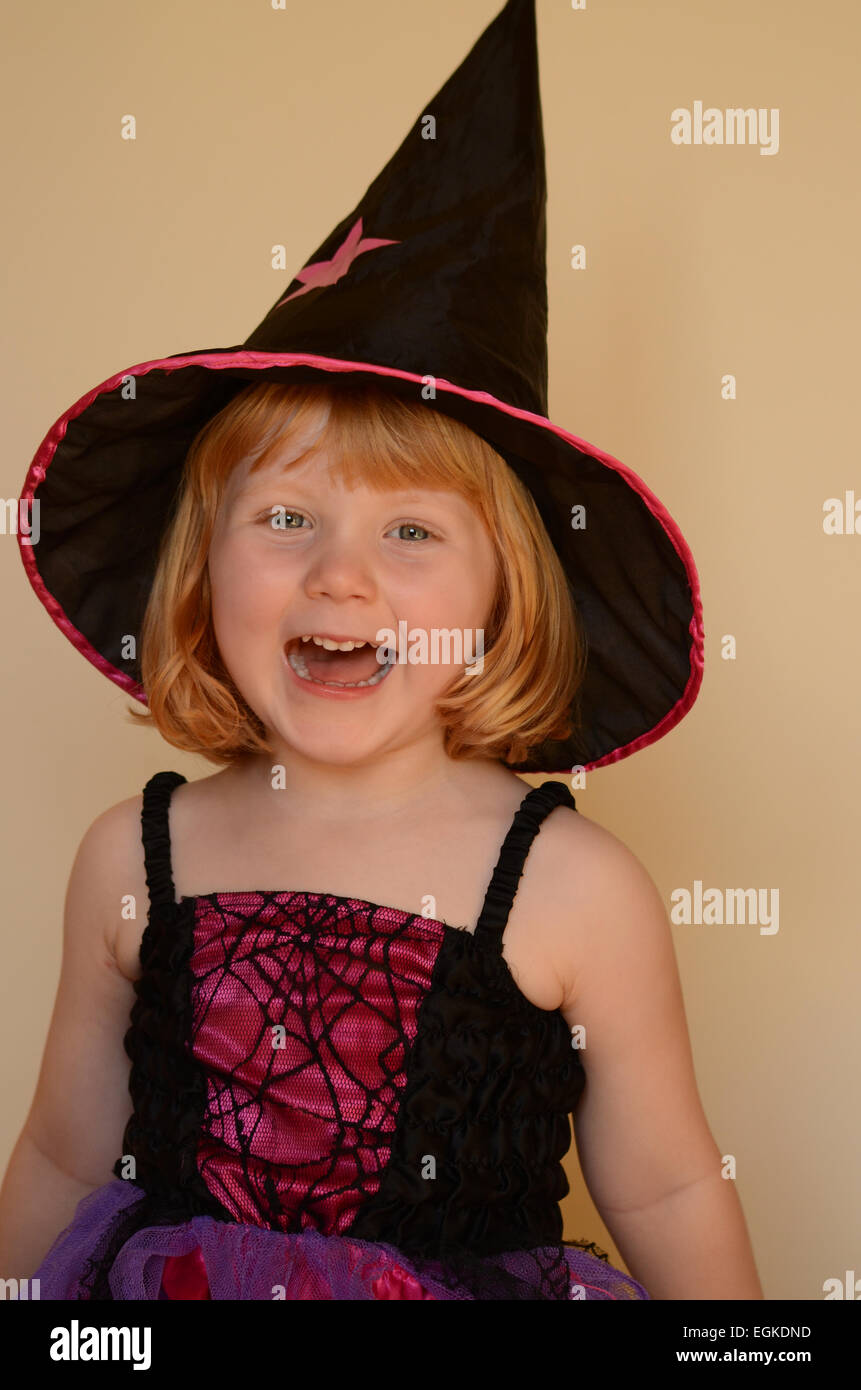 4 ans, fille en costume halloween Banque D'Images