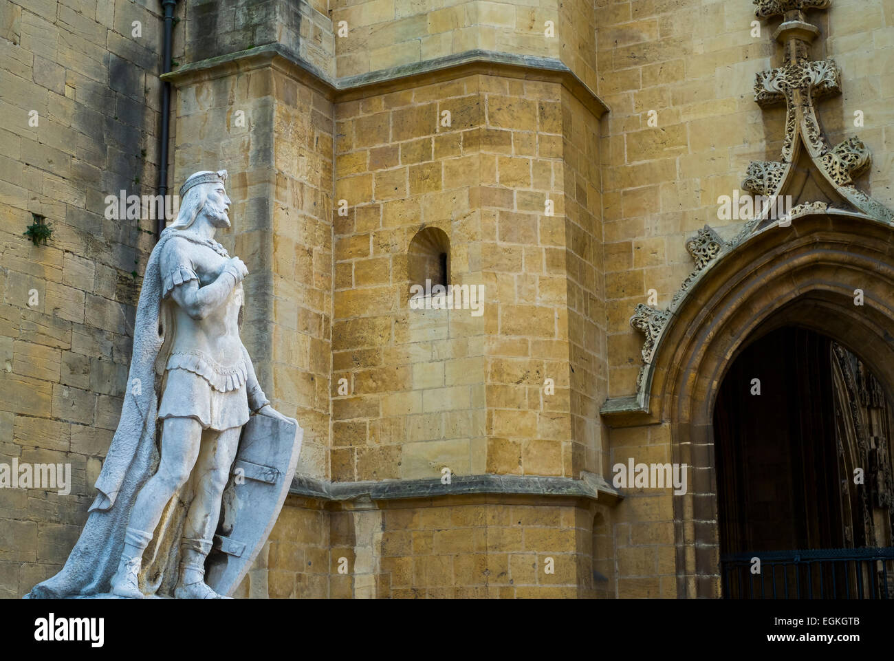 Statue d'Alphonse II, roi des Asturies. La cathédrale de San Salvador. Oviedo, Asturias, Espagne, Europe. Banque D'Images