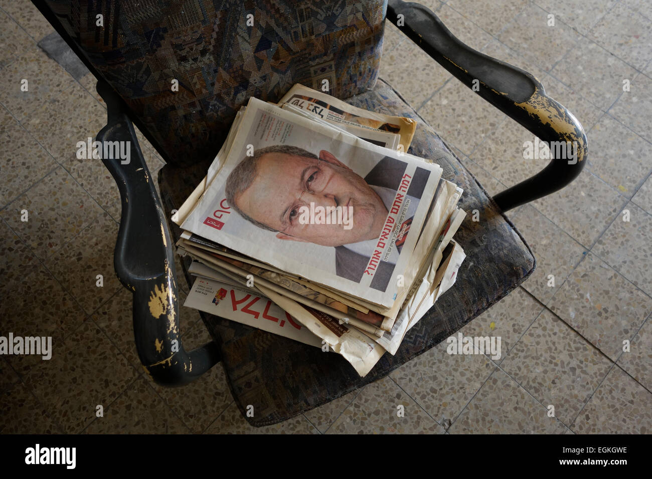 La figure de l'ancien Premier ministre israélien Ehoud Barak dans le couvercle du journal israélien Haaretz Banque D'Images La figure de l'ancien Premier ministre israélien Ehoud Barak dans le couvercle du journal israélien Haaretz Banque D'Images