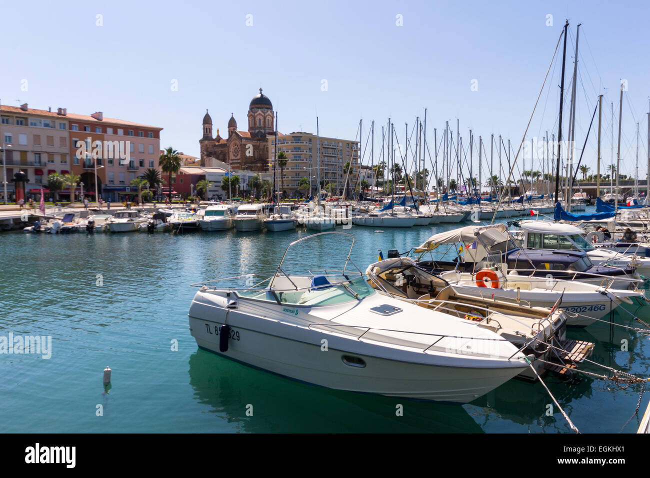 France, Côte d'Azur, Saint Raphaël, le port et l'église de Notre Dame de la Victoire dans l'arrière-plan Banque D'Images