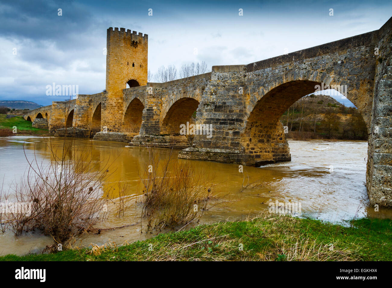 Pont médiéval et la rivière Banque D'Images