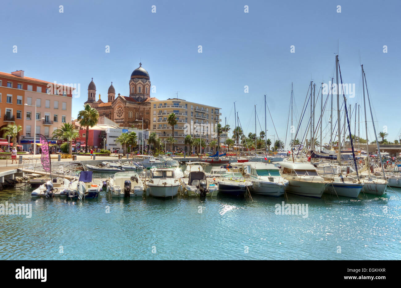 France, Côte d'Azur, Saint Raphaël, le port et l'église de Notre Dame de la Victoire dans l'arrière-plan Banque D'Images