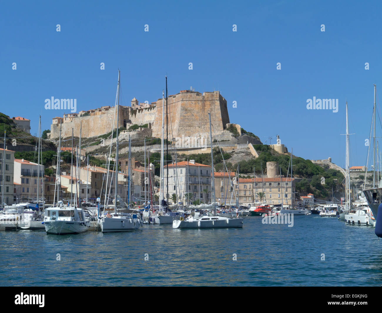Marina et port de Bonifacio, Corse, bastion de l'Etendard en arrière-plan Banque D'Images