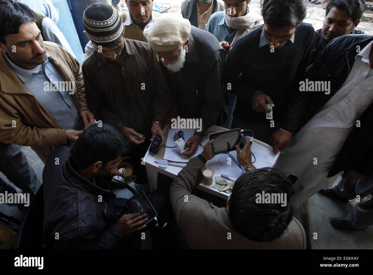 (150226) -- PESHAWAR, 26 février 2015 (Xinhua) -- Les gens ont leurs empreintes digitales numérisées pour avoir une carte SIM de téléphone portable vérifiée dans le nord-ouest du Pakistan, Peshawar, 26 février 2015. Les Pakistanais se sont disputés à scanner leurs empreintes digitales et vérifier leur identité afin de garder leur téléphone cellulaire, dans le cadre des mesures de sécurité à la suite de l'attaque de l'école Décembre Peshawar. (Xinhua/Umar Qayyum) (lmz) Banque D'Images