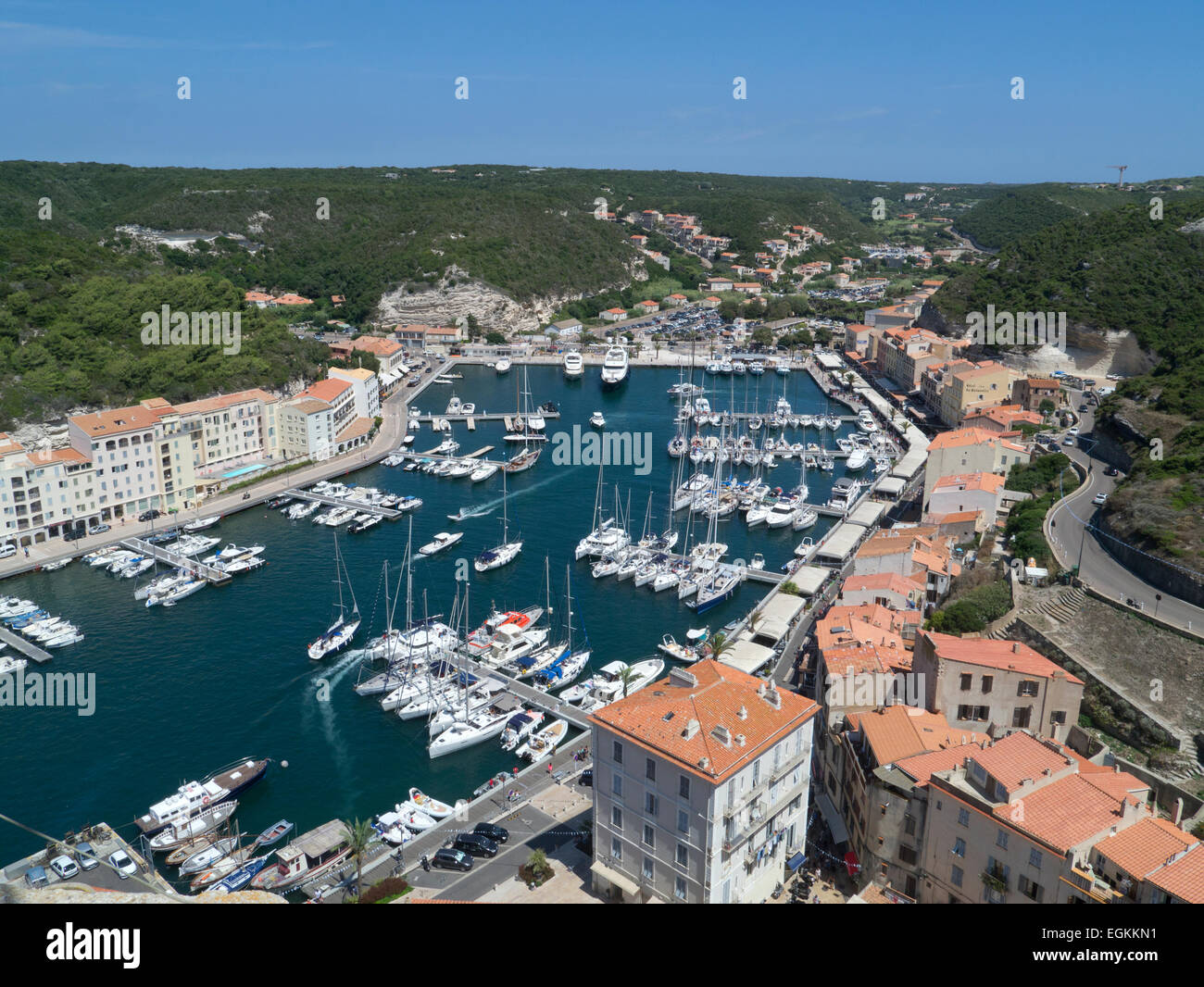 Sommaire des balades et le port de plaisance de Bonifacio, corse montrant les yachts amarrés et la voile Banque D'Images