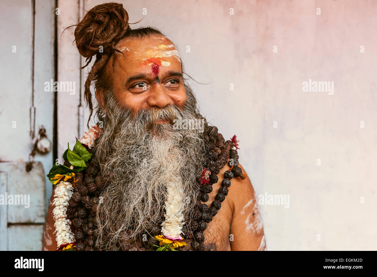 Sadhu hindou, saint homme, en pèlerinage à visage caractéristiques et  colliers de perles Photo Stock - Alamy