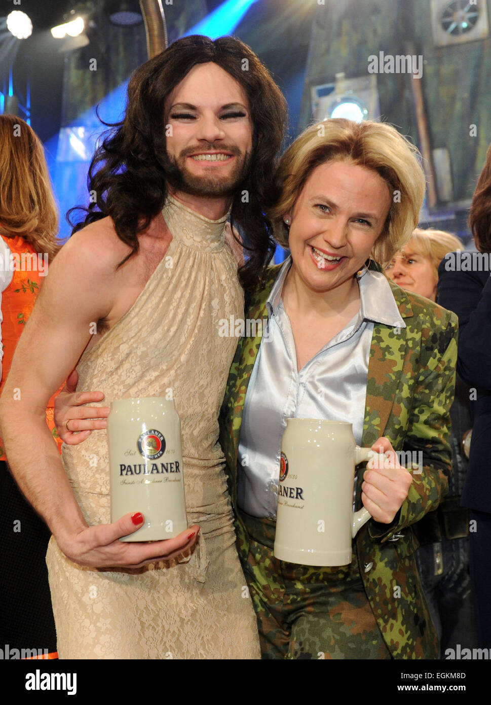 Munich, Allemagne. Feb 25, 2015. Maxi Schafroth comme Conchita Wurst (l-r) et l'actrice Nikola Norgauer que Ursula von der Leyen posent au cours de la 'traditionnel' ('MPolitiker-Derblecken ocking des politiciens') sur l'Aurbacher Hotel à Munich, Allemagne, 25 février 2015. La saison de la stout commence officiellement avec le 'mocking des politiciens". Photo : Tobias HASE/dpa/Alamy Live News Banque D'Images