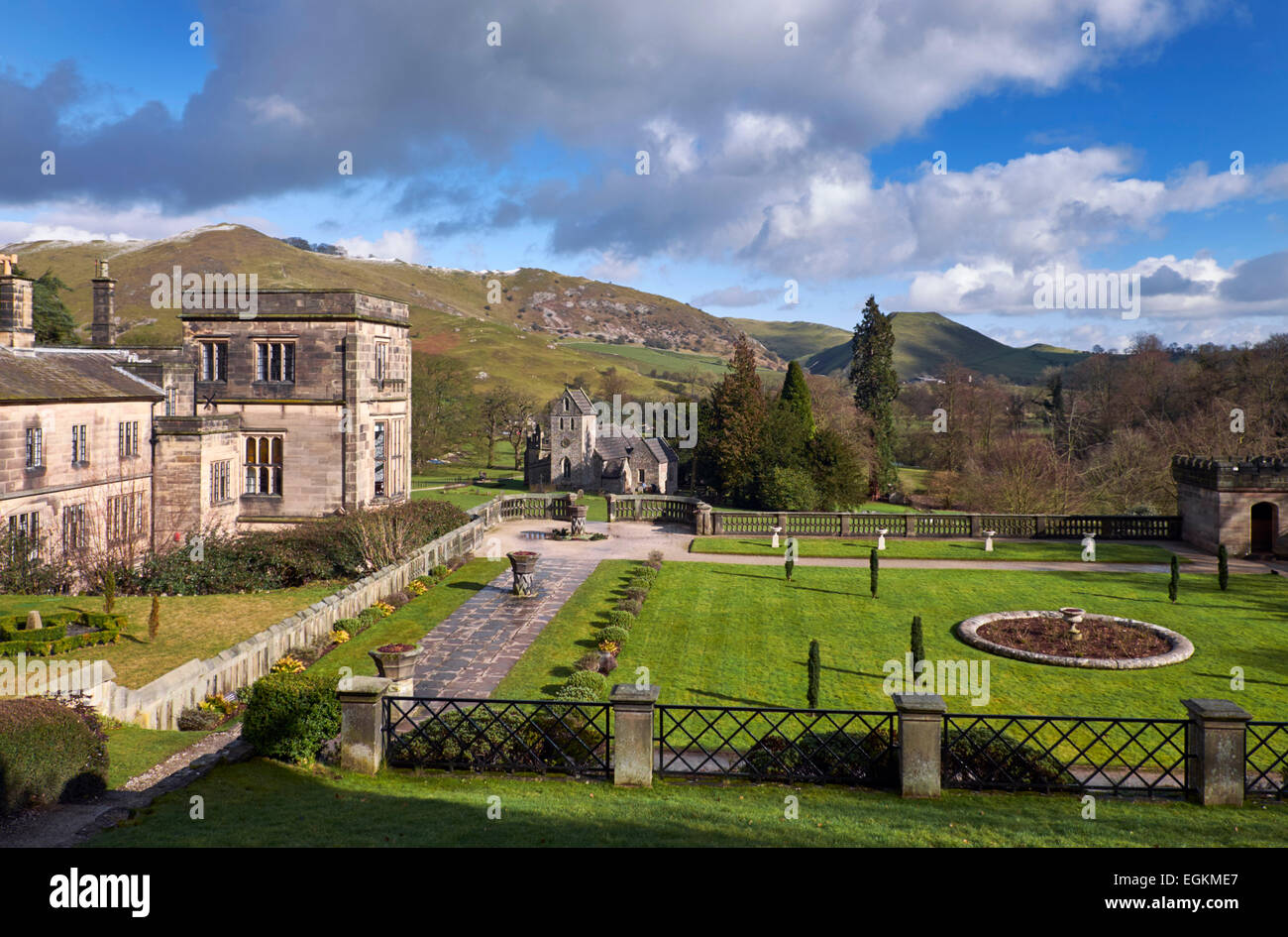 Ilam Hall Youth Hostel et l'église de la Sainte Croix à Ilam Parc avec Bunster Hill et Thorpe Nuage dans la distance. Ilam, Staffords Banque D'Images