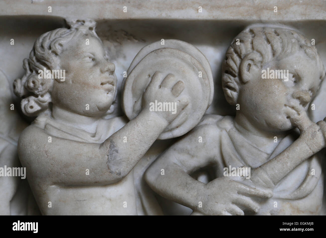 L'art romain du panneau avant du sarcophage orné d'un relief. Eros jouant des instruments musicaux. Musées du Vatican. Banque D'Images