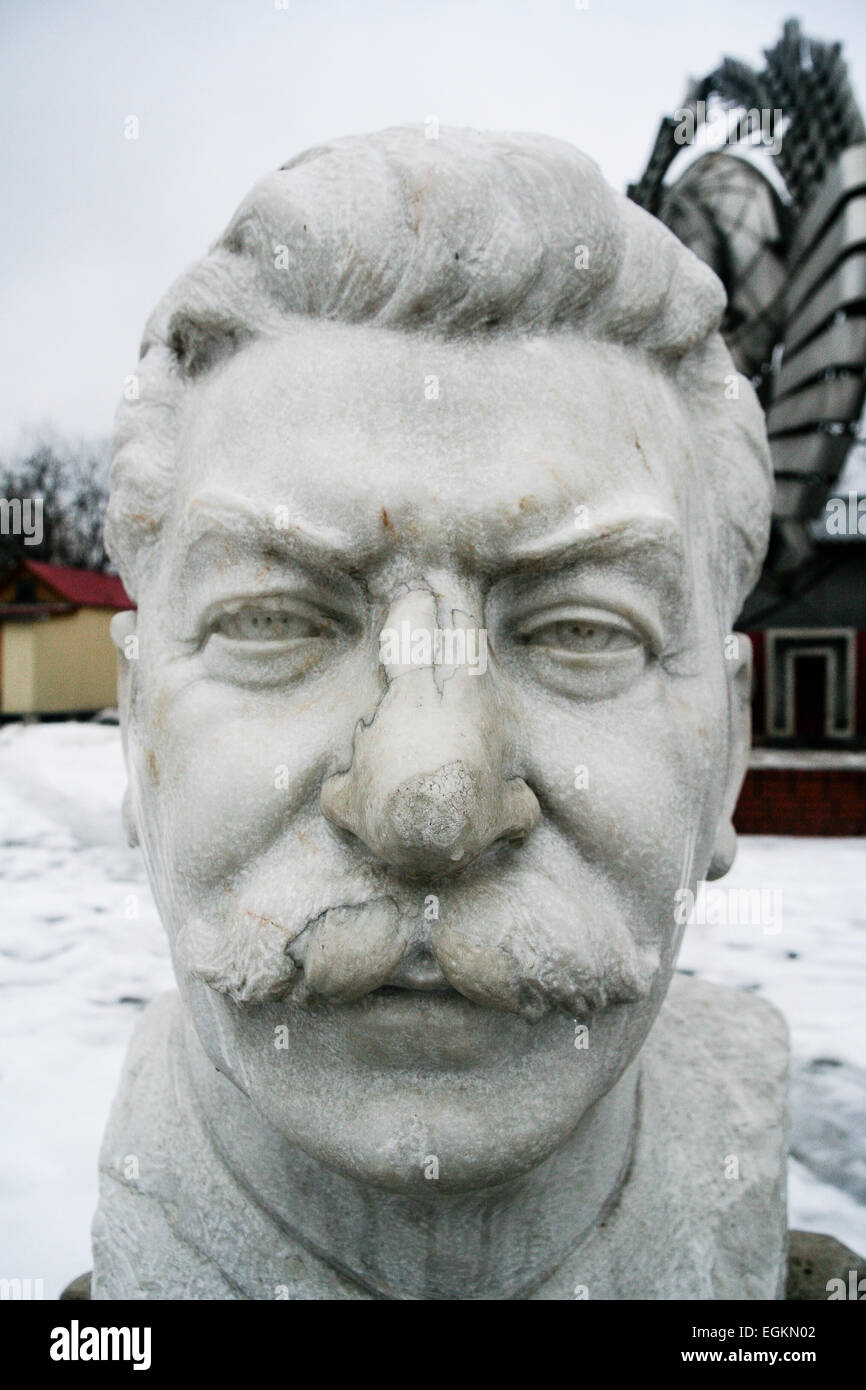 Moscou, Russie Un buste déclassés de Joseph Staline se trouve dans l'Armée déchue Monument Park. Banque D'Images
