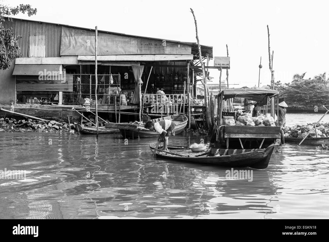 Pêcheur de jeter un filet dans un canal le long du Mékong et du marché flottant de Phong Dien. Banque D'Images