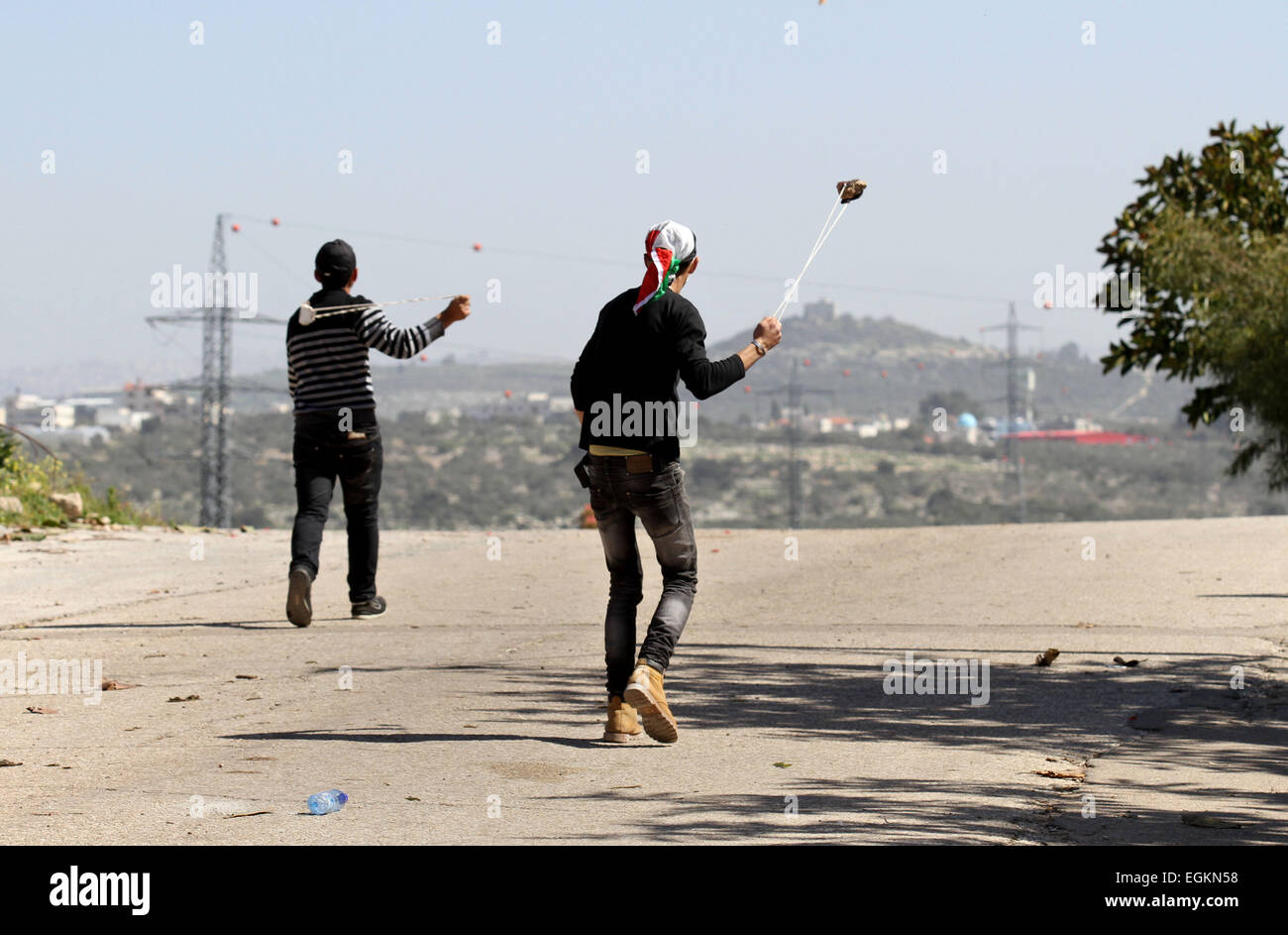 Qalqilya en Cisjordanie, territoire palestinien. Feb 26, 2015. Des manifestants palestiniens utiliser un sling shot à jeter des pierres vers les forces de sécurité israéliennes au cours d'affrontements dans le village d'Azzun, après une protestation contre la fermeture de la route principale du village, près de la ville de Cisjordanie Kalkilya, Février 26, 2015 © Nedal Eshtayah/APA/Images/fil ZUMA Alamy Live News Banque D'Images