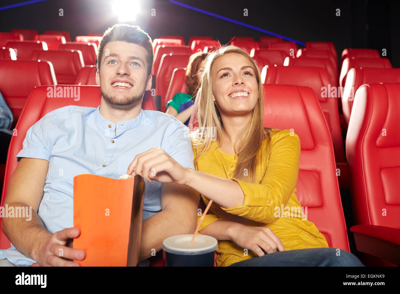 Happy friends watching movie in theatre Banque D'Images