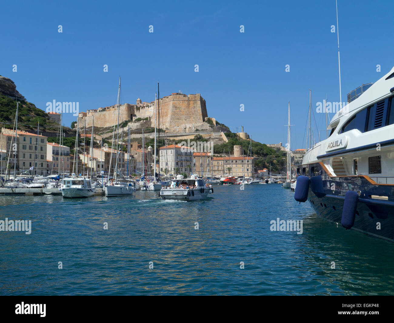 Bonifacio, Corse, avec le Bastion de l'Etendard surplombant la marina et le port Banque D'Images