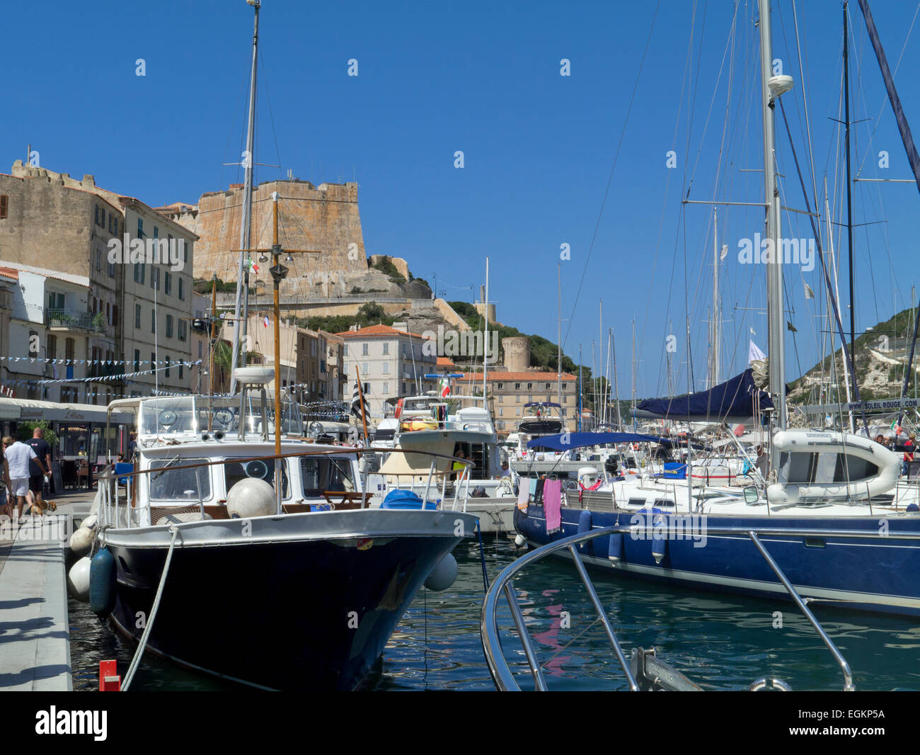 Bonifacio, Corse, avec le Bastion de l'Etendard surplombant la marina et le port, les yachts en premier plan Banque D'Images