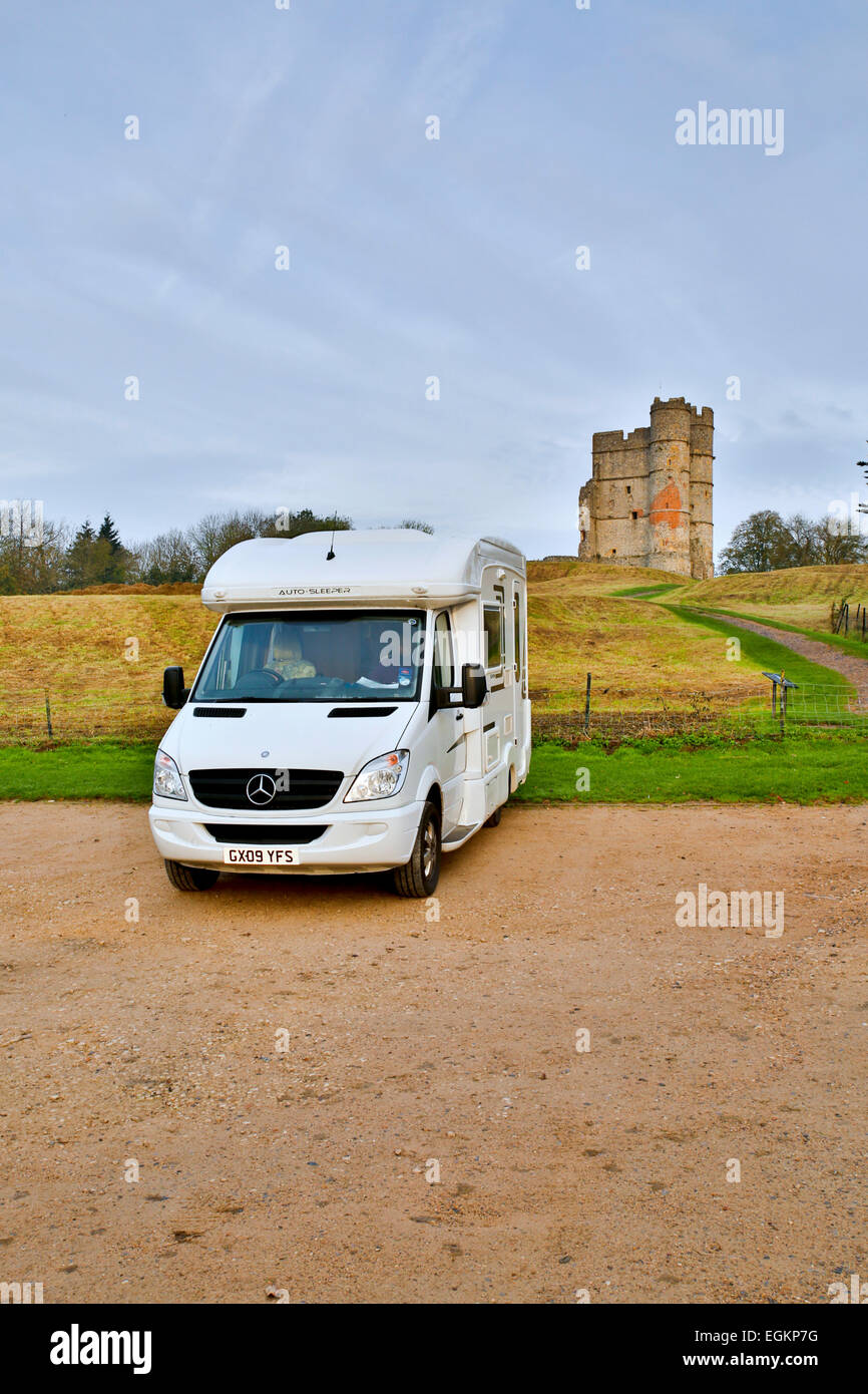 Château de Donnington, Motor Home stationné ; Newbury Berkshire ; UK Banque D'Images