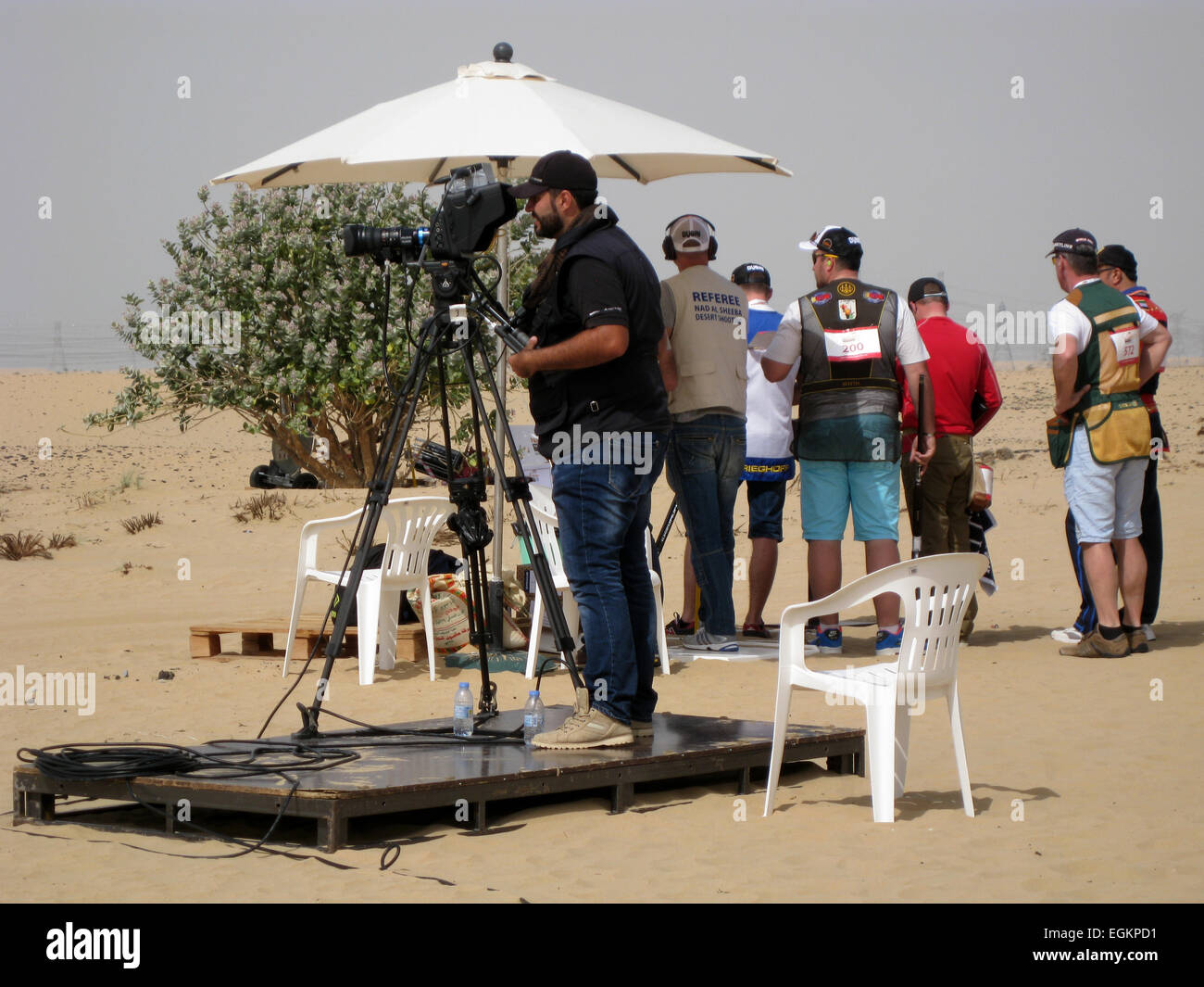 Dubaï. Feb 26, 2015. Sous le patronage de Son Altesse Sheikh Hamdan bin Mohammed bin Rashid Al Maktoum, Prince héritier de Dubaï et président du Conseil des sports, lieu de Dubaï la deuxième édition révisée de la Nad Al Sheba Désert de Dubaï 2015 Concours de tir avec la participation des tireurs 1000 de partout dans le monde à partir de la période du 22 février au 28 février 2015. Nad Al Sheba Desert tir dans sa première année est devenu l'un des plus attendus tournois de sports de tir dans le monde. Crédit : Studio9/Alamy Live News Banque D'Images