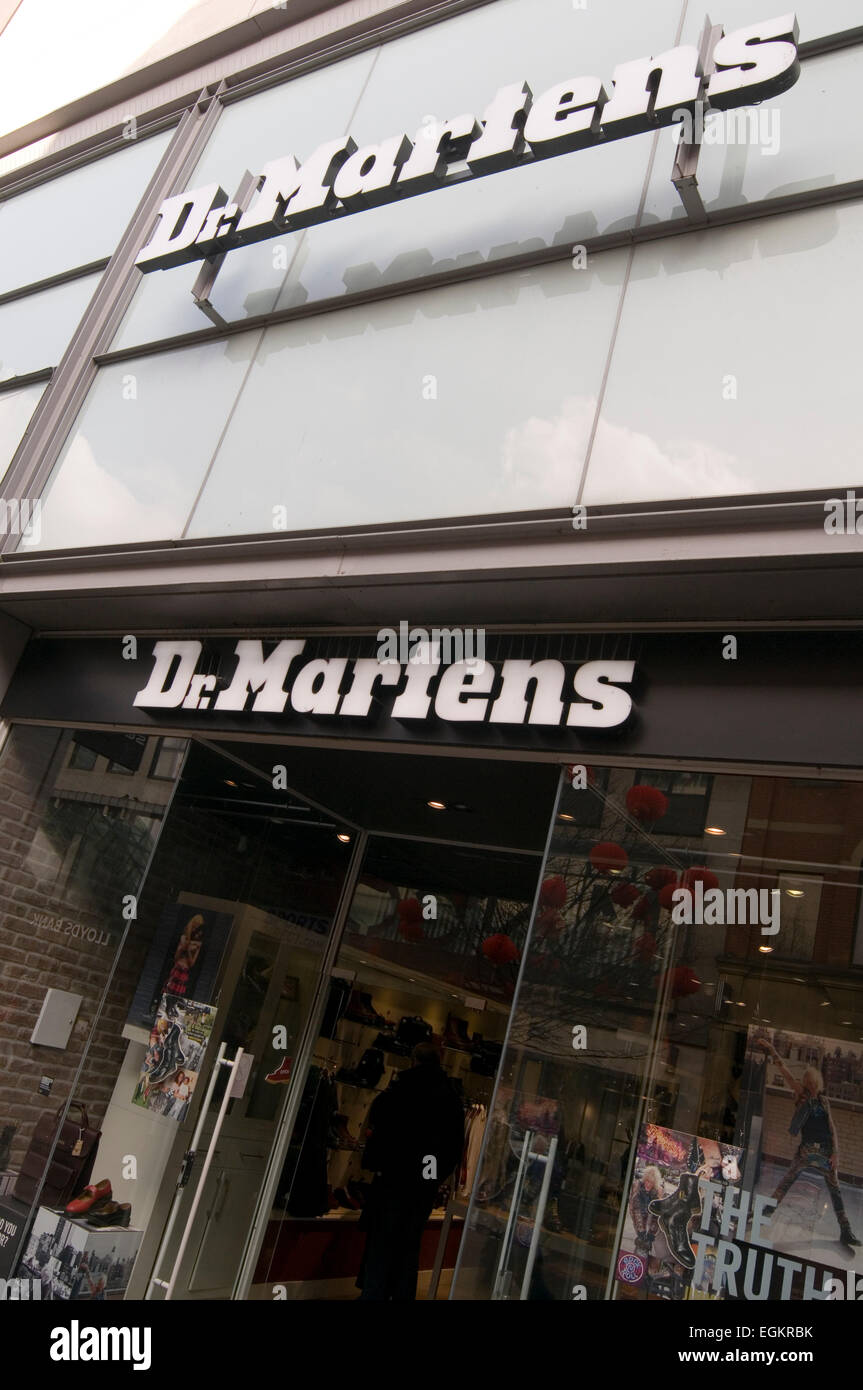 Dr Martens doc marten médecin martin martins shop boutiques de marque de la vente au détail de chaussures de marque chaussures de travail chaussures détaillant de mode Banque D'Images