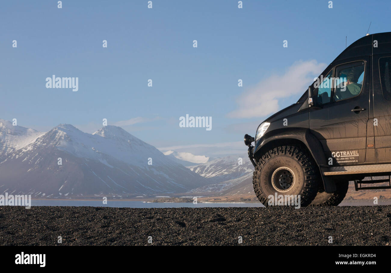 Super jeep arrêté par le magnifique paysage à Eystrahorn, au Sud Est de l'Islande en Février Banque D'Images