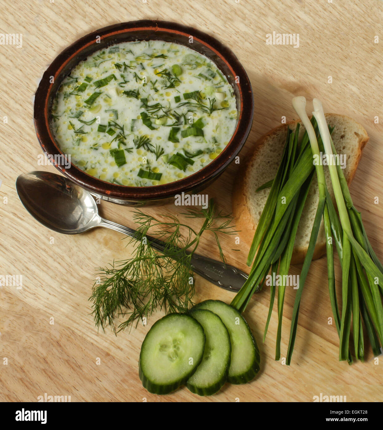 La nourriture traditionnelle bulgare - tarator - Concombres, aneth, yaourt et soupe à l'ail Banque D'Images