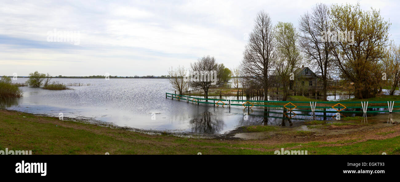 Panorama du printemps avec le fleuve en crue de pluie jour Belarus Banque D'Images
