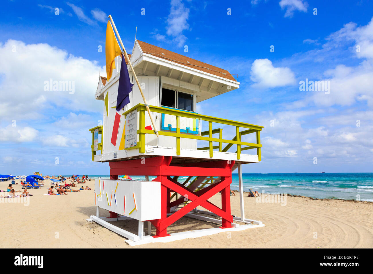 South Beach, Miami, vue sur l'océan avec l'océan Pacifique et du maître-nageur d'abris, Miami, Floride, USA Banque D'Images