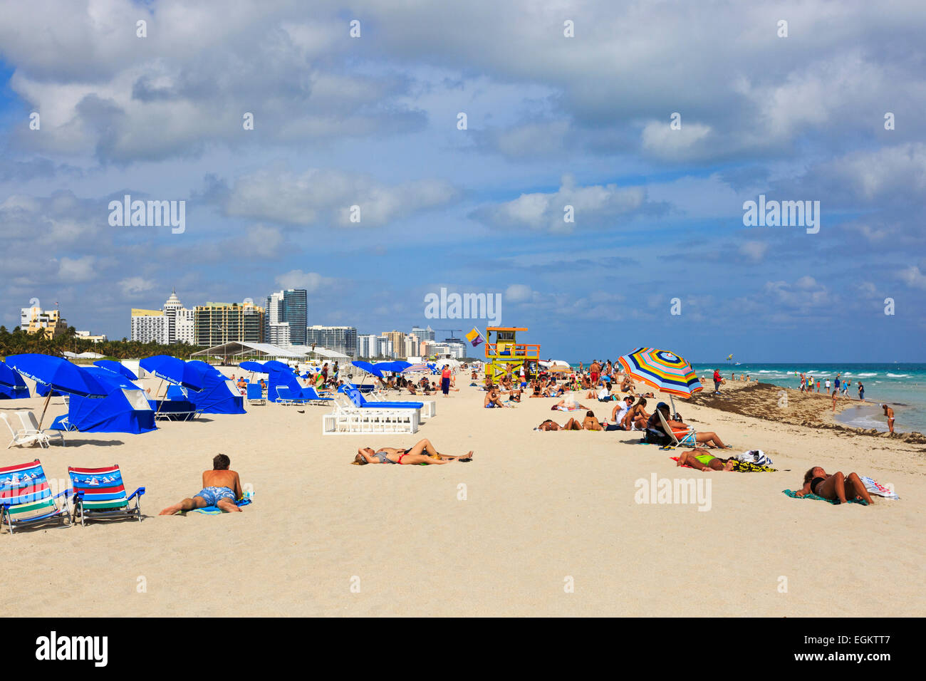 South Beach, Miami, vue sur l'océan avec l'océan Pacifique et du maître-nageur d'abris, Miami, Floride, USA Banque D'Images South Beach, Miami, vue sur l'océan avec l'océan Pacifique et du maître-nageur d'abris, Miami, Floride, USA Banque D'Images