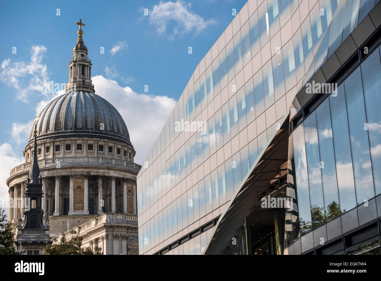 La Cathédrale St Paul et un nouveau changement, London, UK Banque D'Images
