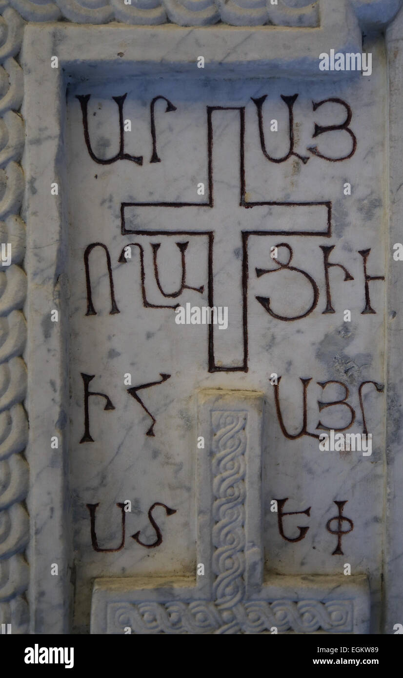 Stèle avec inscription arménienne soulevées pour le repos de l'âme de Mechitar (année 1246). Banque D'Images