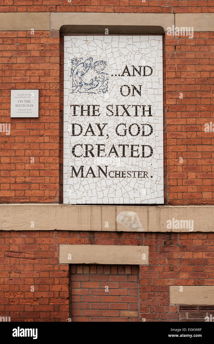 Et LE SIXIÈME JOUR Dieu a créé l'MANCHESTER. Mosaic par Mark Kennedy sur Afflecks Palace. Le nord du quartier. Manchester. Banque D'Images