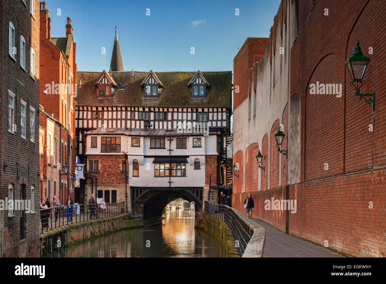 Le haut pont, Lincoln, est le pont le plus vieux de l'UK qui a encore des bâtiments sur elle. Il a été construit en 1160, et la ligne... Banque D'Images